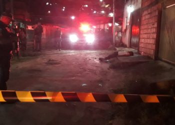 Bandidos arrastam homem para rua escura e dão tiros de escopeta na boca dele; imagem forte