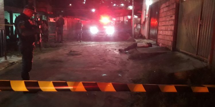 Bandidos arrastam homem para rua escura e dão tiros de escopeta na boca dele; imagem forte