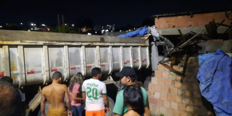Vídeo: Indo ajudar motorista, caçambeiro perde controle, invade casa e adolescente fica gravemente ferido