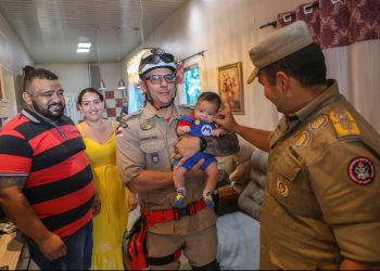 Após salvar bebê que se engasgou com leite, Bombeiros voltam a casa da família, desta vez para mesversário