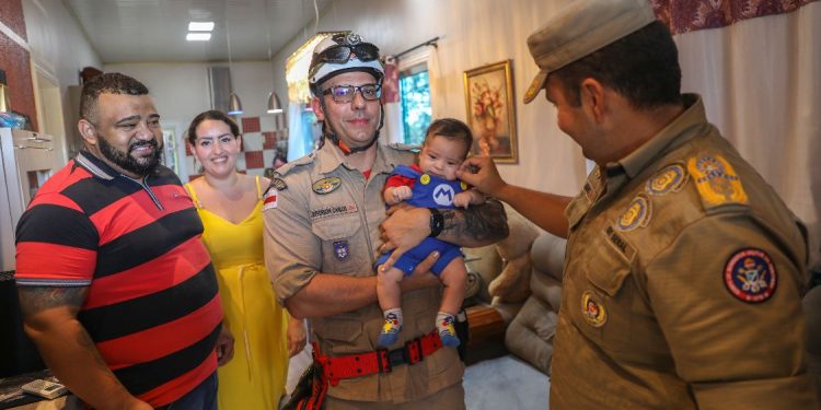 Após salvar bebê que se engasgou com leite, Bombeiros voltam a casa da família, desta vez para mesversário
