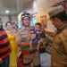 Após salvar bebê que se engasgou com leite, Bombeiros voltam a casa da família, desta vez para mesversário