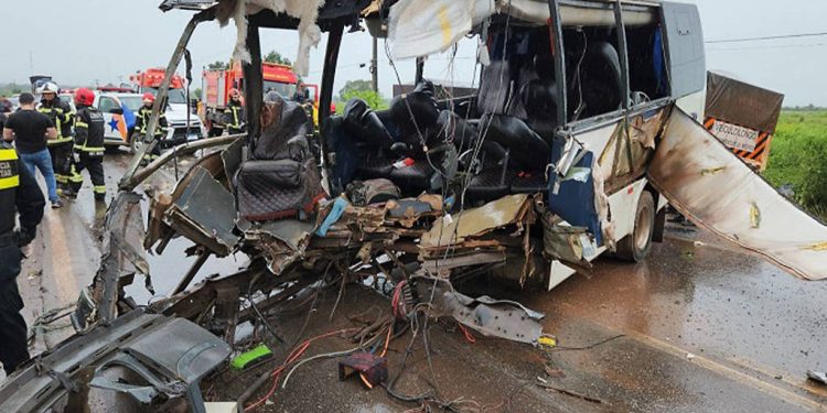 Acidente entre micro-ônibus e caminhão deixa 12 mortos