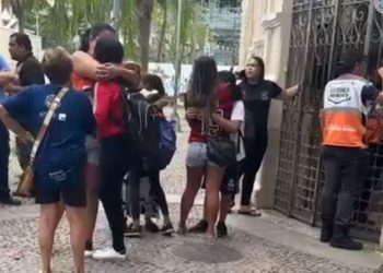 Aluno de 15 anos é detido por diretora após puxar faca para matar colegas na escola