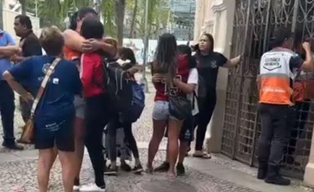 Aluno de 15 anos é detido por diretora após puxar faca para matar colegas na escola