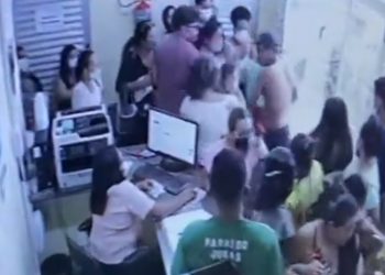 Vídeo: pacientes e profissionais entram em desespero após bandido invadir UBS de Manaus