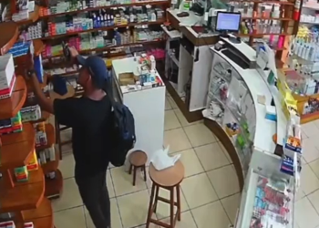 Vídeo: Assaltante abusado rouba drogaria em Manaus e na fuga ainda faz selfie
