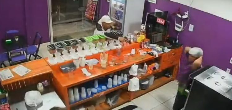 Vídeo: bandidos invadem “Quero Mais Açaí” em Manaus e ameaçam matar caixa no balcão