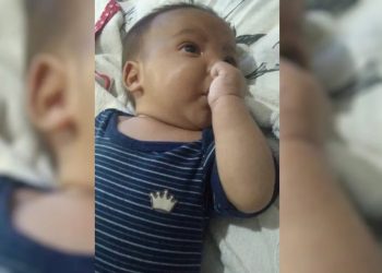 Bebê morre após ingerir colírio vendido por engano na farmácia: ‘gritou e chorou de dor’