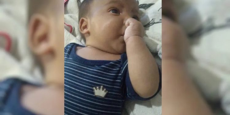 Bebê morre após ingerir colírio vendido por engano na farmácia: ‘gritou e chorou de dor’