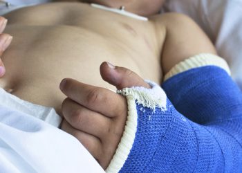 Bebê de 2 anos e os pais são baleados em banca de churrasco na Zona Sul de Manaus