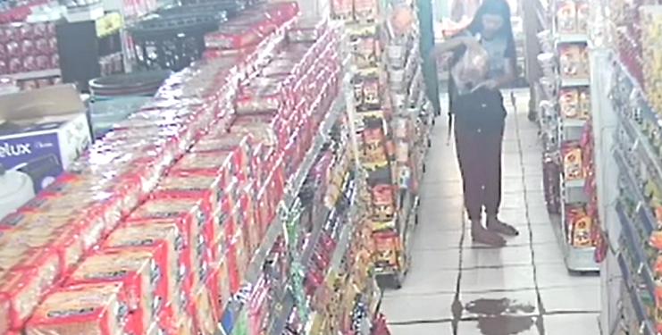 Vídeo mostra mulher furtando bistecas no valor de R$ 90 reais em mercadinho do Coroado