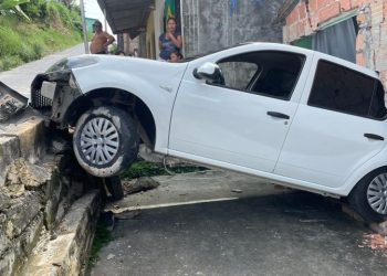 Motorista confunde freio com acelerador e invade residência