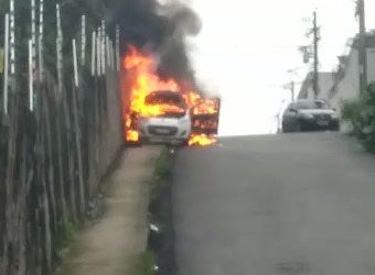 Vídeo: Carro desce ladeira em Manaus, bate em muro de uma casa e explode
