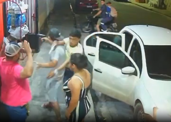 Vídeos: No Alvorada 3, dupla rouba arma de comerciante e ameaça matá-lo