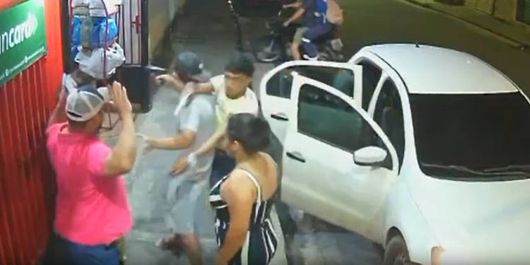 Vídeos: No Alvorada 3, dupla rouba arma de comerciante e ameaça matá-lo