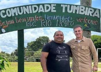 Luciano Huck grava quadro de programa em comunidade de Manaus