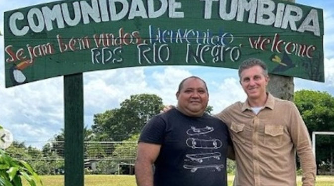 Luciano Huck grava quadro de programa em comunidade de Manaus
