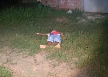 Vídeo: Companheira se desespera ao ver corpo de jovem executado