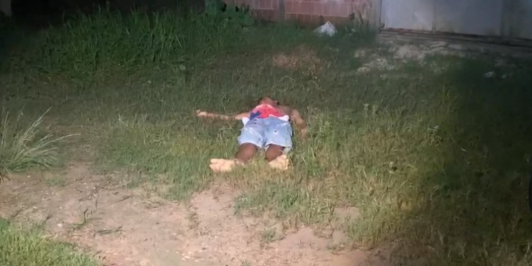 Vídeo: Companheira se desespera ao ver corpo de jovem executado