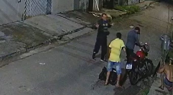 Bandidos roubam moto de homem que usava o veículo para trabalhar como delivery em Manaus