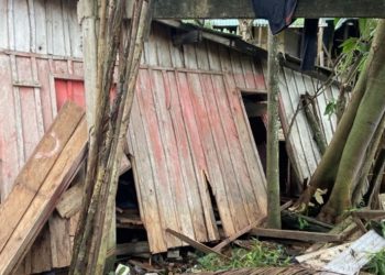 Casa onde moram mãe e quatro filhos desaba na Compensa