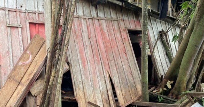 Casa onde moram mãe e quatro filhos desaba na Compensa
