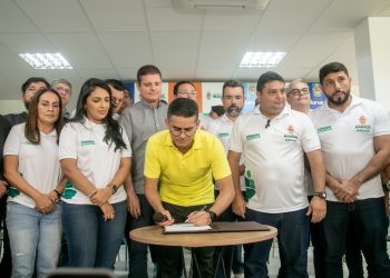 David Almeida sanciona lei que proíbe a instalação de medidores aéreos em Manaus