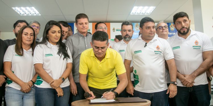David Almeida sanciona lei que proíbe a instalação de medidores aéreos em Manaus