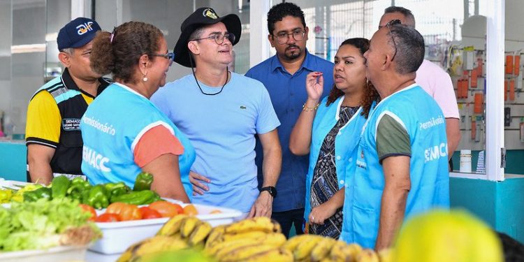 Prefeito anuncia que permissionários da feira do São Francisco ganharão novos equipamentos