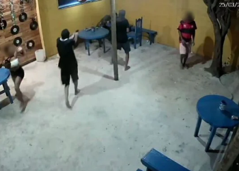 Vídeo: Homem é executado dentro de bar enquanto tomava uma com os amigos