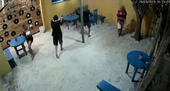 Vídeo: Homem é executado dentro de bar enquanto tomava uma com os amigos