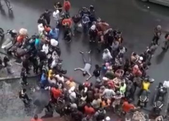 Pistoleiros matam jovem no Centro de Manaus e fogem pela Floriano Peixoto