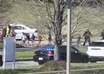 Menina adolescente mata 6 pessoas em novo ataque à escola nesta segunda; três são crianças