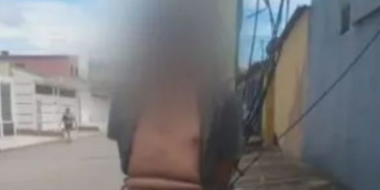 Vídeo: população revoltada amarra estuprador no poste