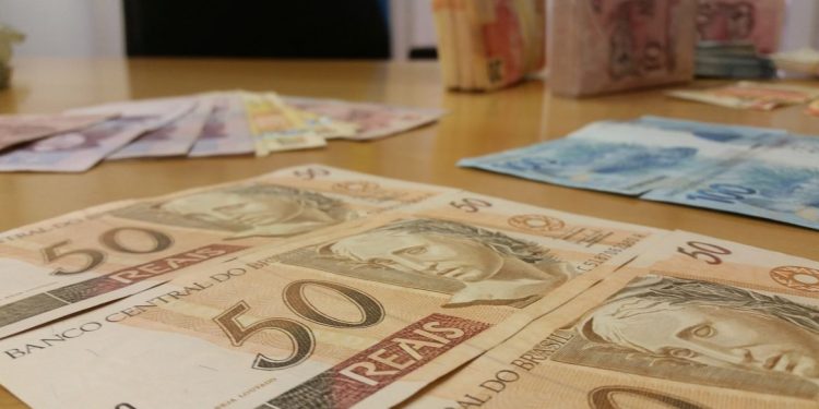 Falso policial é preso em Manaus com R$ 5 mil falsificados