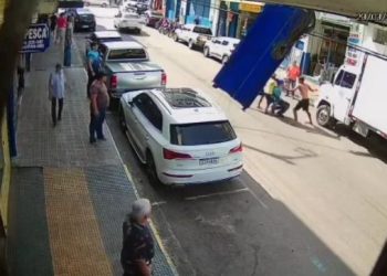 Vídeo: Por não aceitar suposto suborno, fiscal do Zona Azul é espancado por trio no Centro de Manaus
