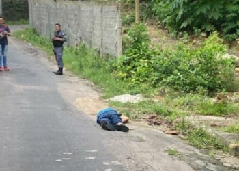 Moradores do São Geraldo ficam apavorados após darem de cara com cadáver na rua