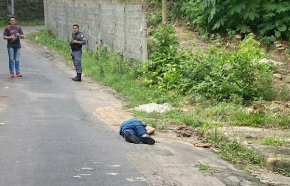 Moradores do São Geraldo ficam apavorados após darem de cara com cadáver na rua