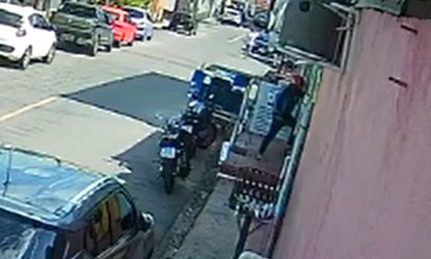 Vídeo: veja momento exato em que matador invade barbearia e mata Gerbinho do Coroado