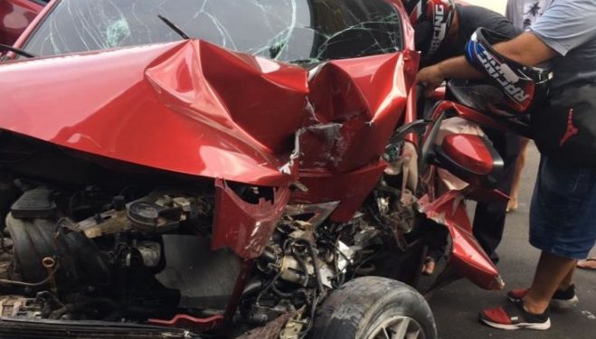 Vídeo: gravíssimo acidente deixa motorista preso nas ferragens na Max Teixeira