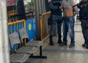 Homem passa as mãos nas pernas de passageira e abre a calça dentro do 640