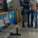 Homem passa as mãos nas pernas de passageira e abre a calça dentro do 640