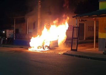 Vídeo: Carro em Iranduba pega fogo com a família inteira, incluindo bebê de colo
