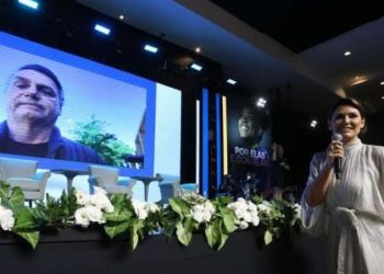 Vídeo: Jair Bolsonaro chora e Michelle sorri sobre chance de ser candidata à Presidência