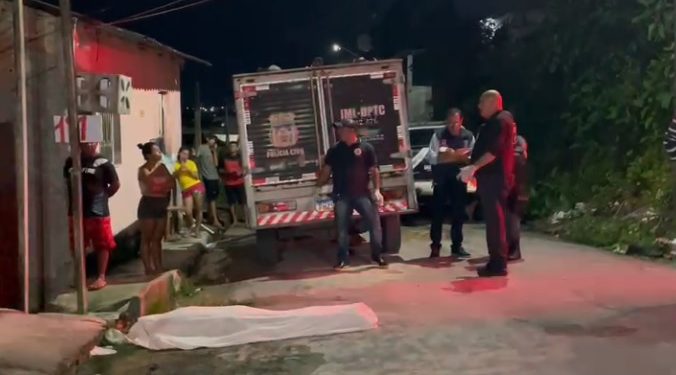 Vídeo: ladrões roubam moto e matam o dono do veículo a tiros em Manaus