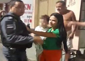Vídeos mostram mãe que deu soco em filho de 2 anos sendo escoltada pela PM para não ser linchada