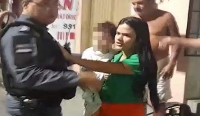 Vídeos mostram mãe que deu soco em filho de 2 anos sendo escoltada pela PM para não ser linchada