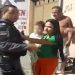 Vídeos mostram mãe que deu soco em filho de 2 anos sendo escoltada pela PM para não ser linchada