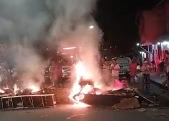 Moradores fecham rua em Manaus e polícia é chamada para acabar com protesto